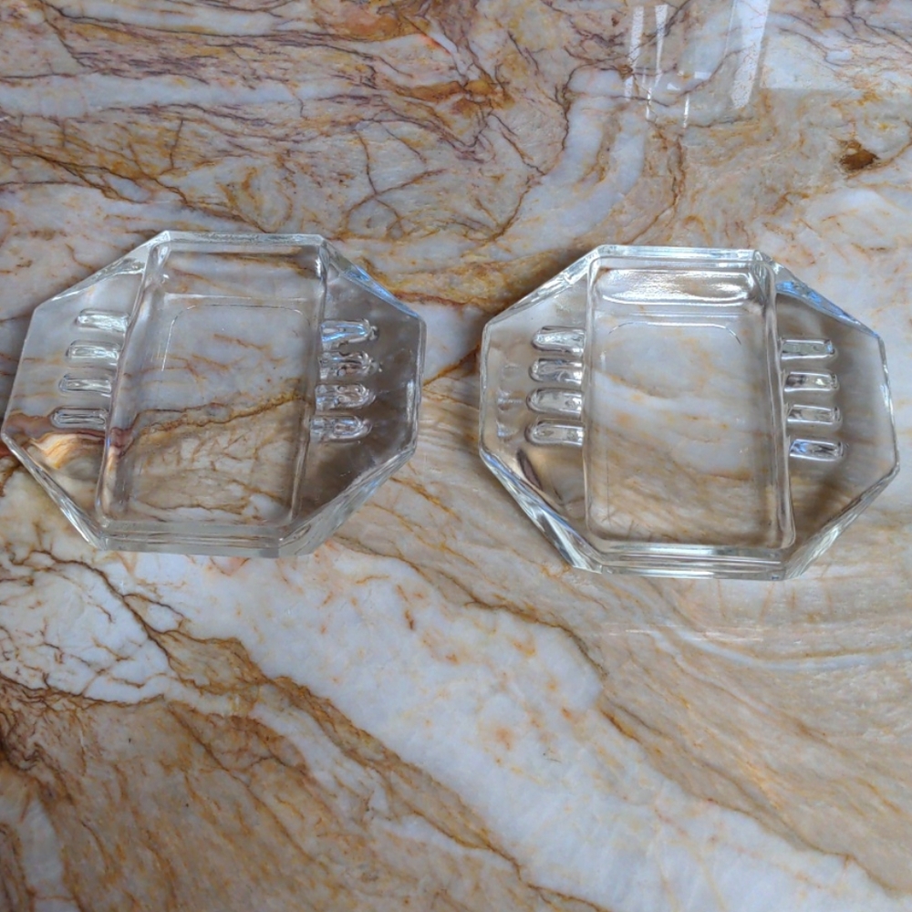 2 matching ash trays
